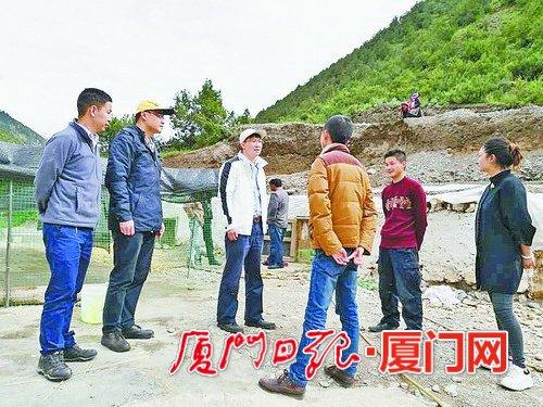 援藏干部肖衛(wèi)東（左一）、周奕麟（左二）和陳曉東（左三）在周焱山鴨棚調(diào)研。