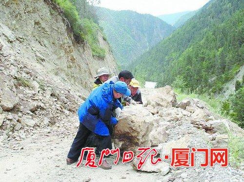 援藏干部下鄉(xiāng)調(diào)研途中遇到滾石墜落，合力將滾石推開為汽車開道。（肖衛(wèi)東 供圖）