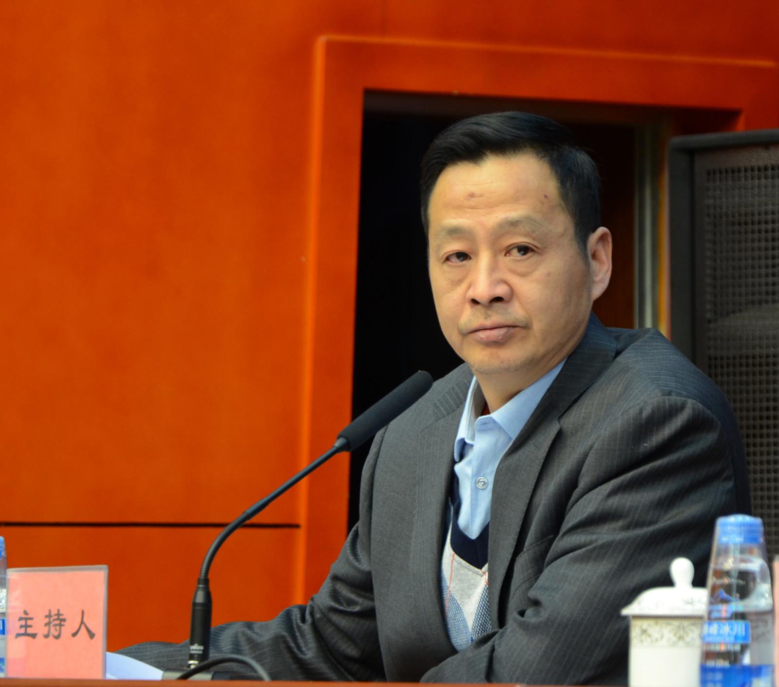 主持人：自治區(qū)政府新聞辦副主任胡榮國(guó).jpg