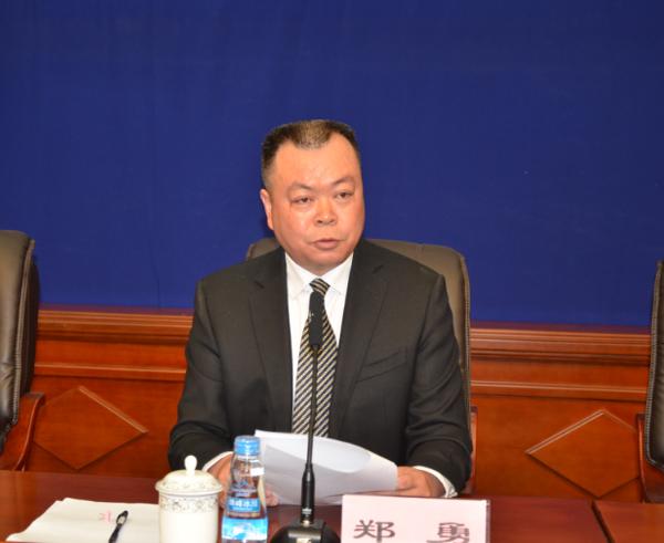 新聞發(fā)言人：自治區(qū)紀委新聞發(fā)言人、宣傳部部長 鄭勇.jpg