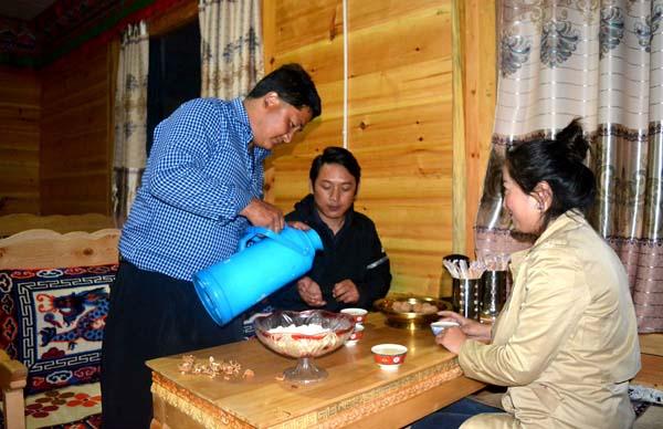 尼瑪正為遠(yuǎn)道而來的游客斟滿酥油茶.JPG.jpg