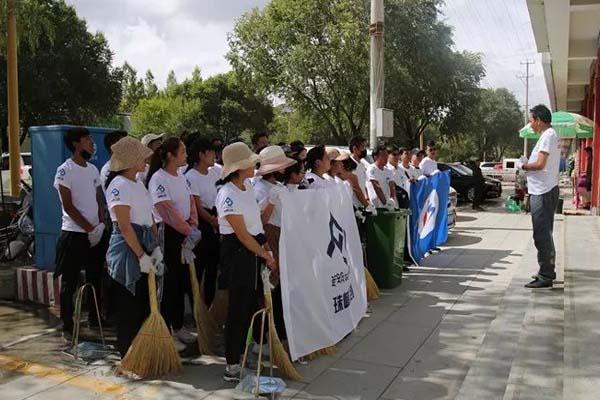 圖為富民公司董事長(zhǎng)巴桑頓珠正在進(jìn)行動(dòng)員講話。.jpg