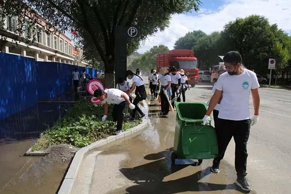 圖為員工們正在清理道路兩側(cè)的垃圾。.jpg