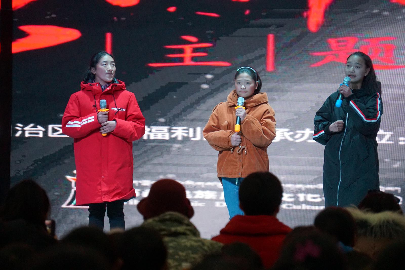 圖為自治區(qū)福利院的孩子在現(xiàn)場演講。.JPG