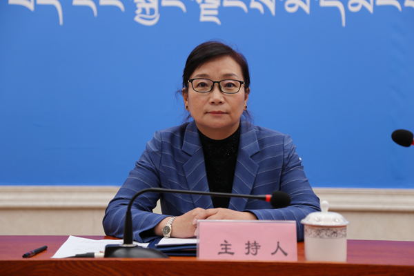 主持人：區(qū)黨委宣傳部副部長(zhǎng)、區(qū)政府新聞辦主任 德吉卓嘎.jpg