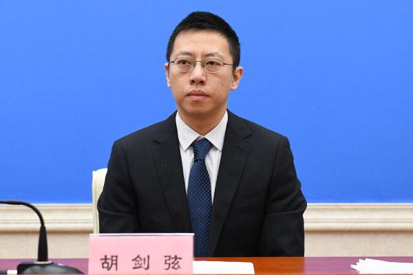 新聞發(fā)言人：慶祝昌都解放70周年籌備領(lǐng)導(dǎo)小組成員、昌都市委副秘書(shū)長(zhǎng) 胡劍弦.jpg