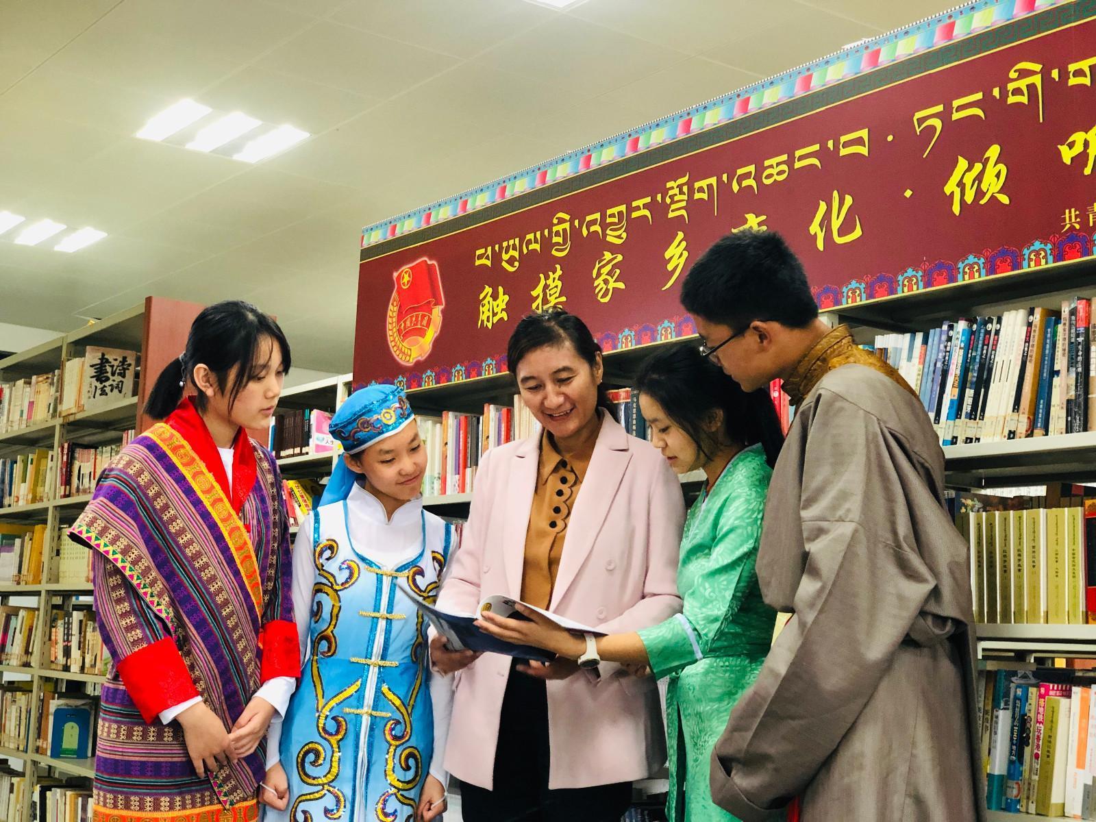 yj1123p02共青團(tuán)西藏自治區(qū)委員會(huì)副書記格桑卓瑪，在武漢西藏中學(xué)設(shè)立“觸摸家鄉(xiāng)變化·傾聽黨的聲音”主題書刊欄處向?qū)W生們介紹相關(guān)書籍。.jpg