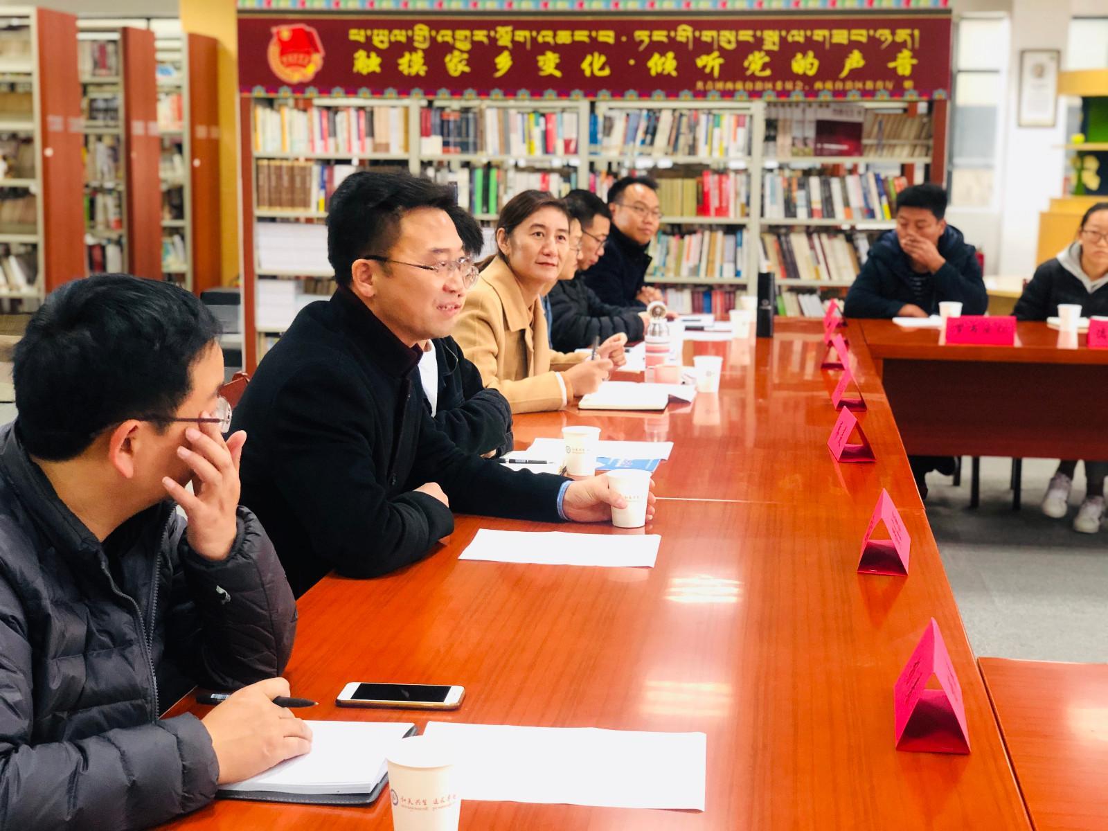 yj1123p03共青團(tuán)西藏自治區(qū)委員會(huì)副書記格桑卓瑪、西藏青年報(bào)社副社長洛桑頓珠、內(nèi)地西藏班（校）管理中心工作人員廖羨等，同內(nèi)地西藏班的不同民族師生代表進(jìn)行了座談。.jpg