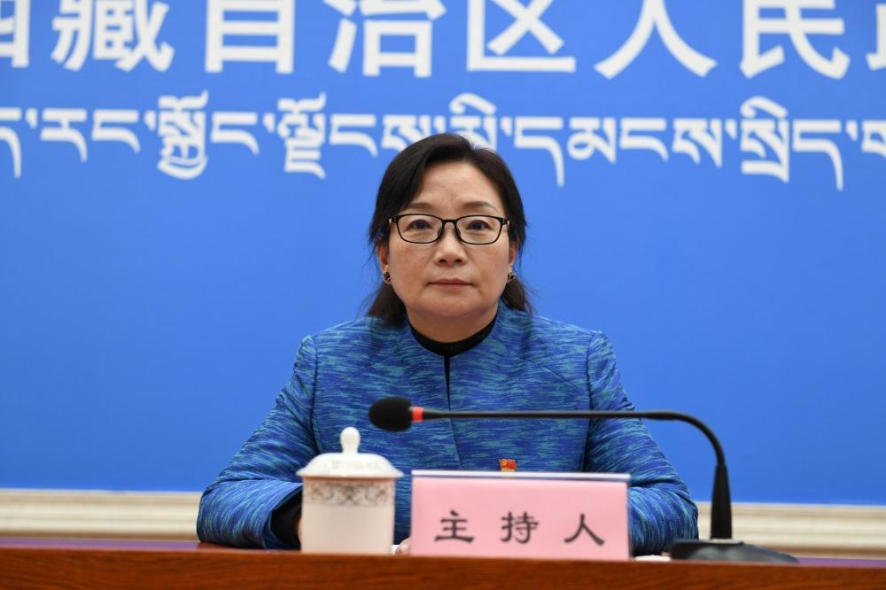 主持人 區(qū)黨委宣傳部副部長、政府新聞辦主任 德吉卓嘎.JPG