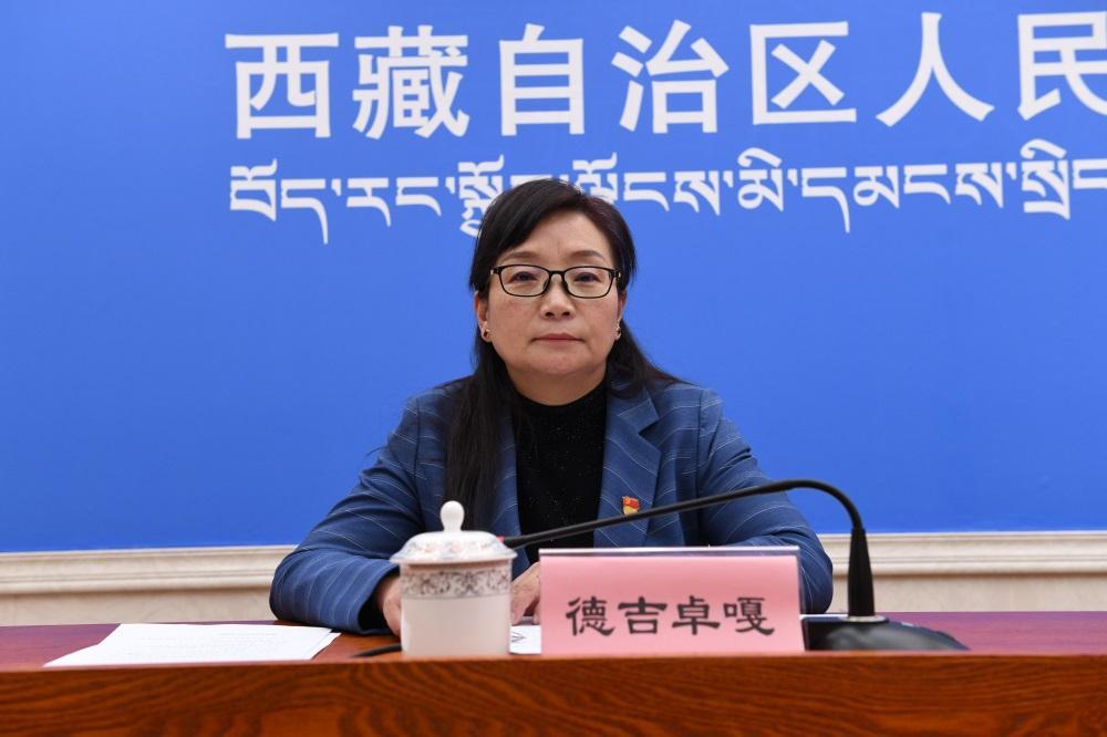 主持人 區(qū)黨委宣傳部副部長、區(qū)政府新聞辦主任 德吉卓嘎.JPG