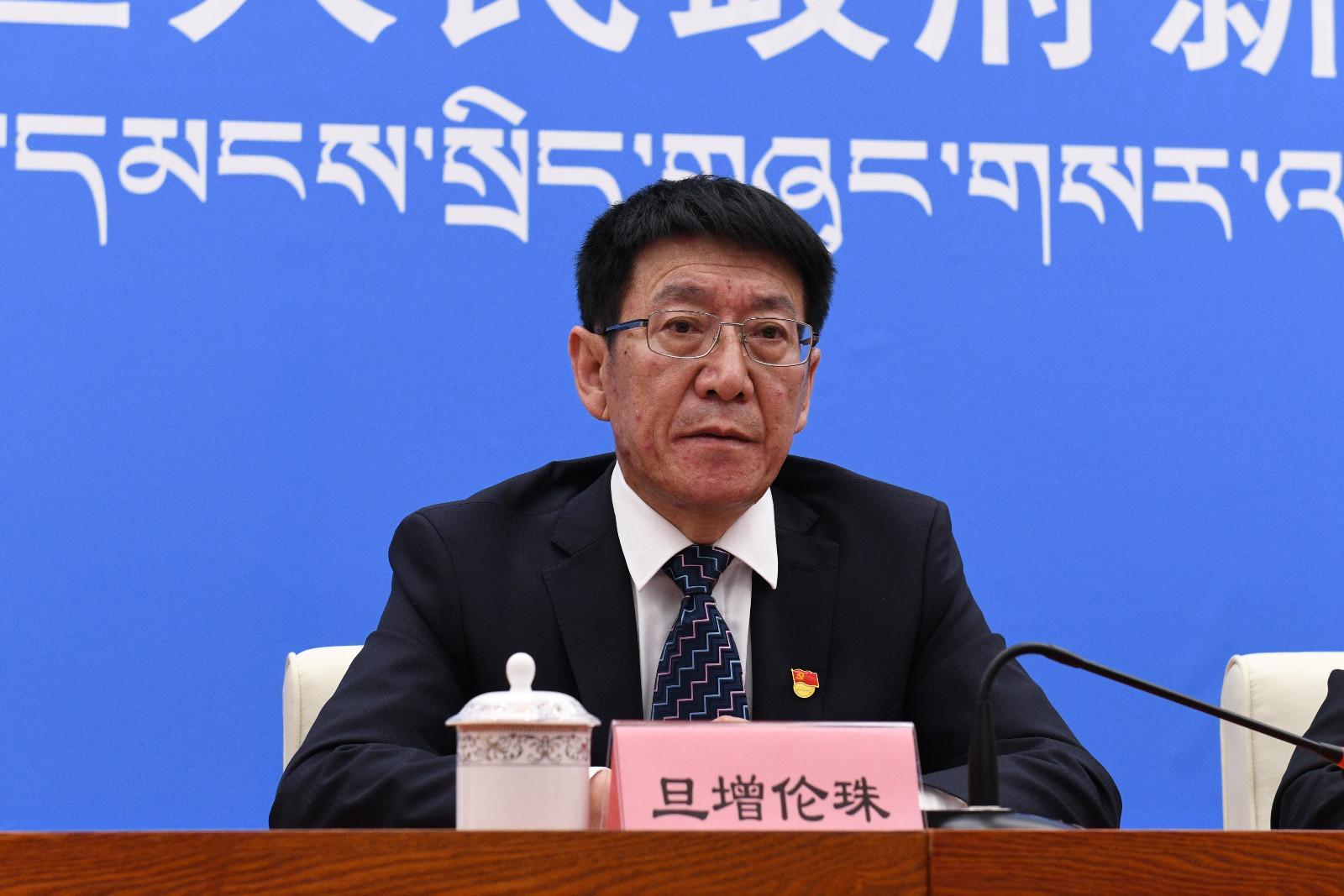 區(qū)政府副秘書長、政府新聞發(fā)言人 旦增倫珠.JPG
