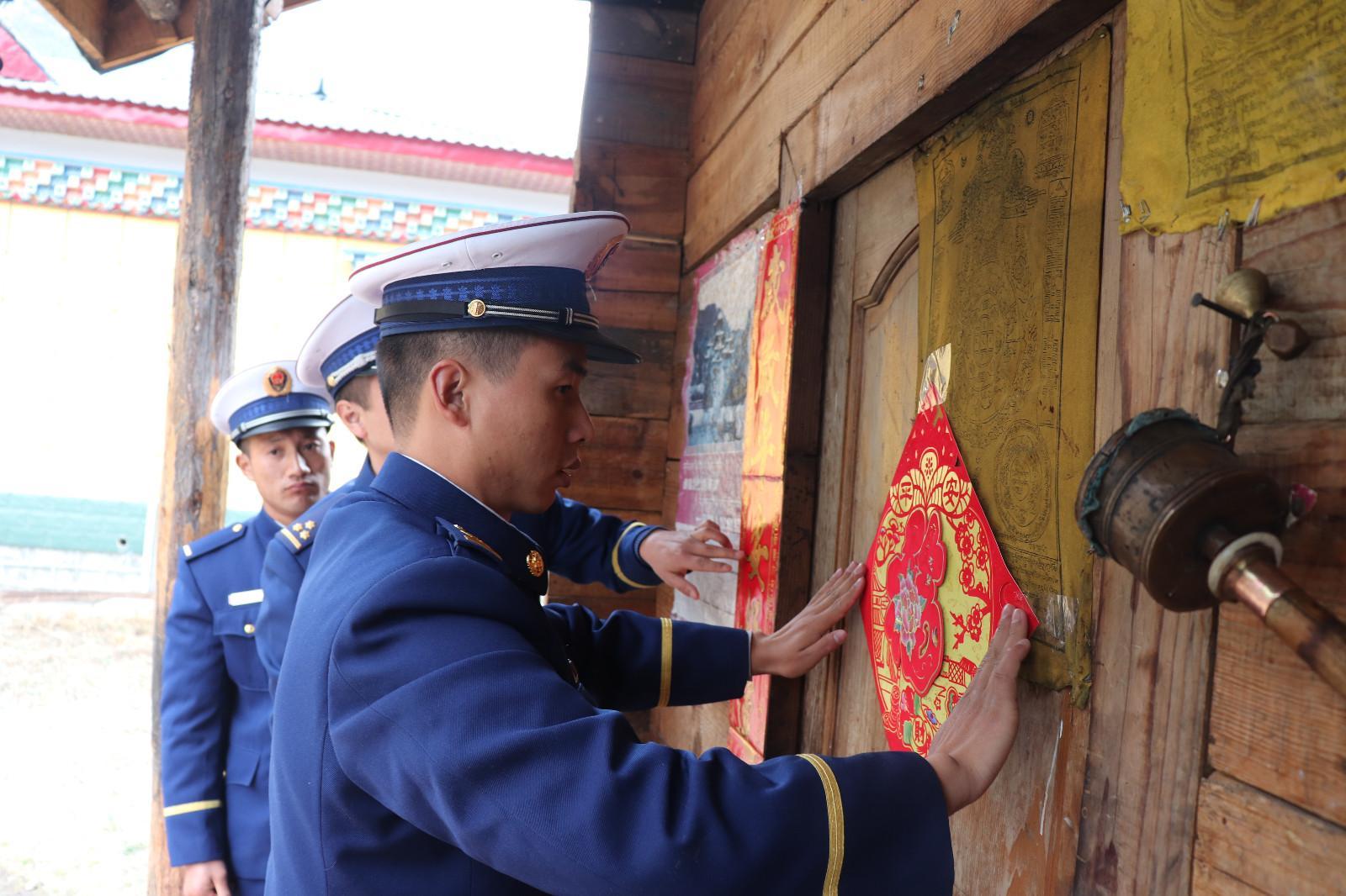 圖為班長趙森名為家里張貼對聯.JPG