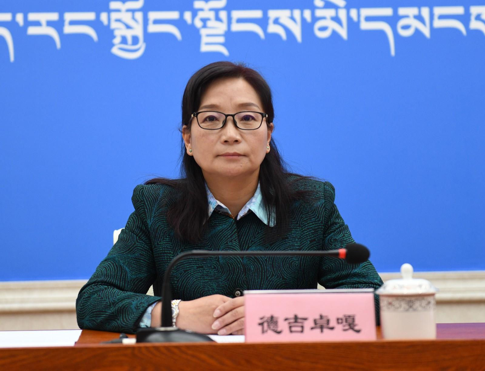 主持人：西藏自治區(qū)黨委宣傳部副部長、政府新聞辦主任 德吉卓嘎.JPG