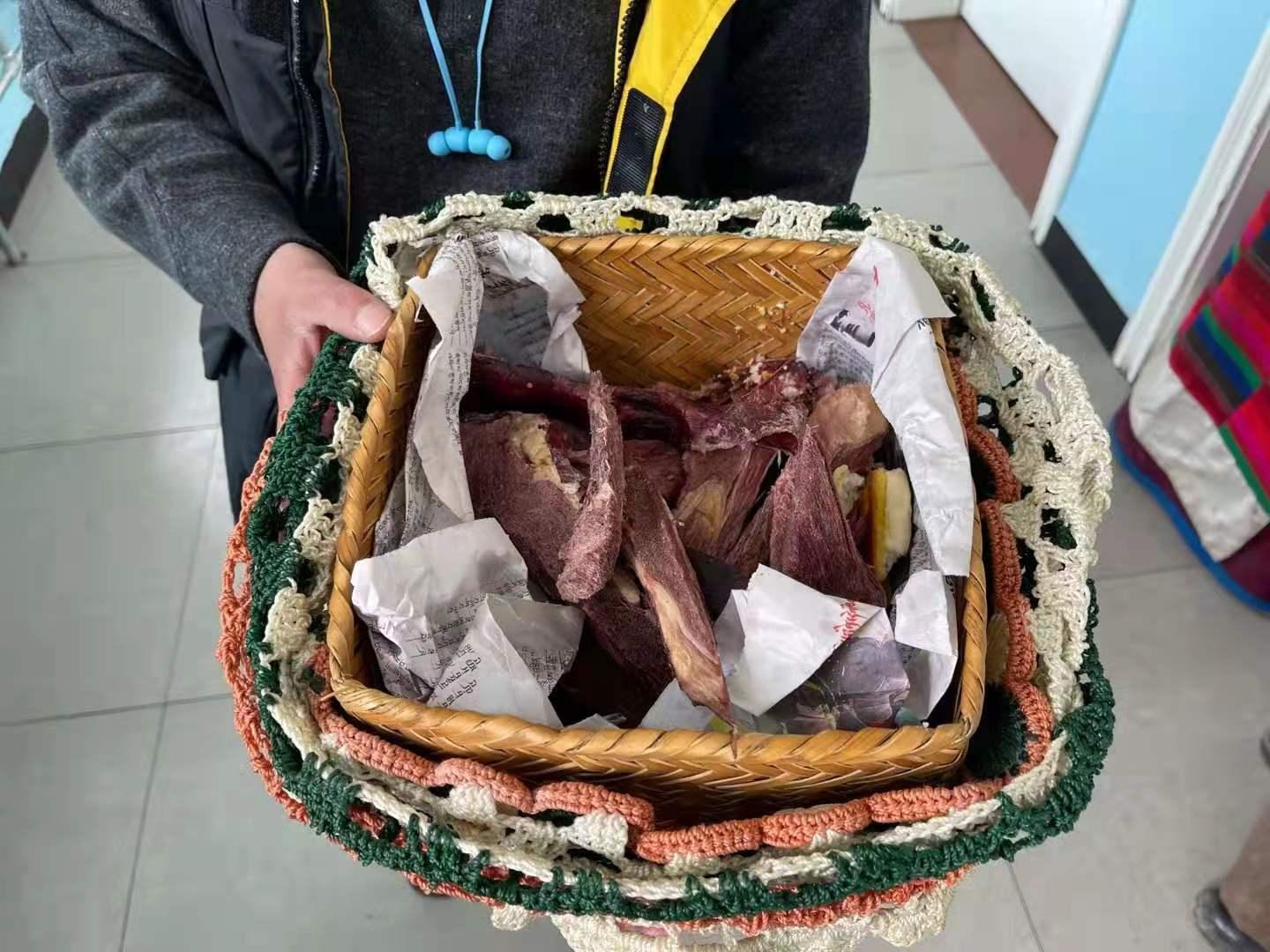 患者家屬拿來(lái)風(fēng)干肉。.jpg