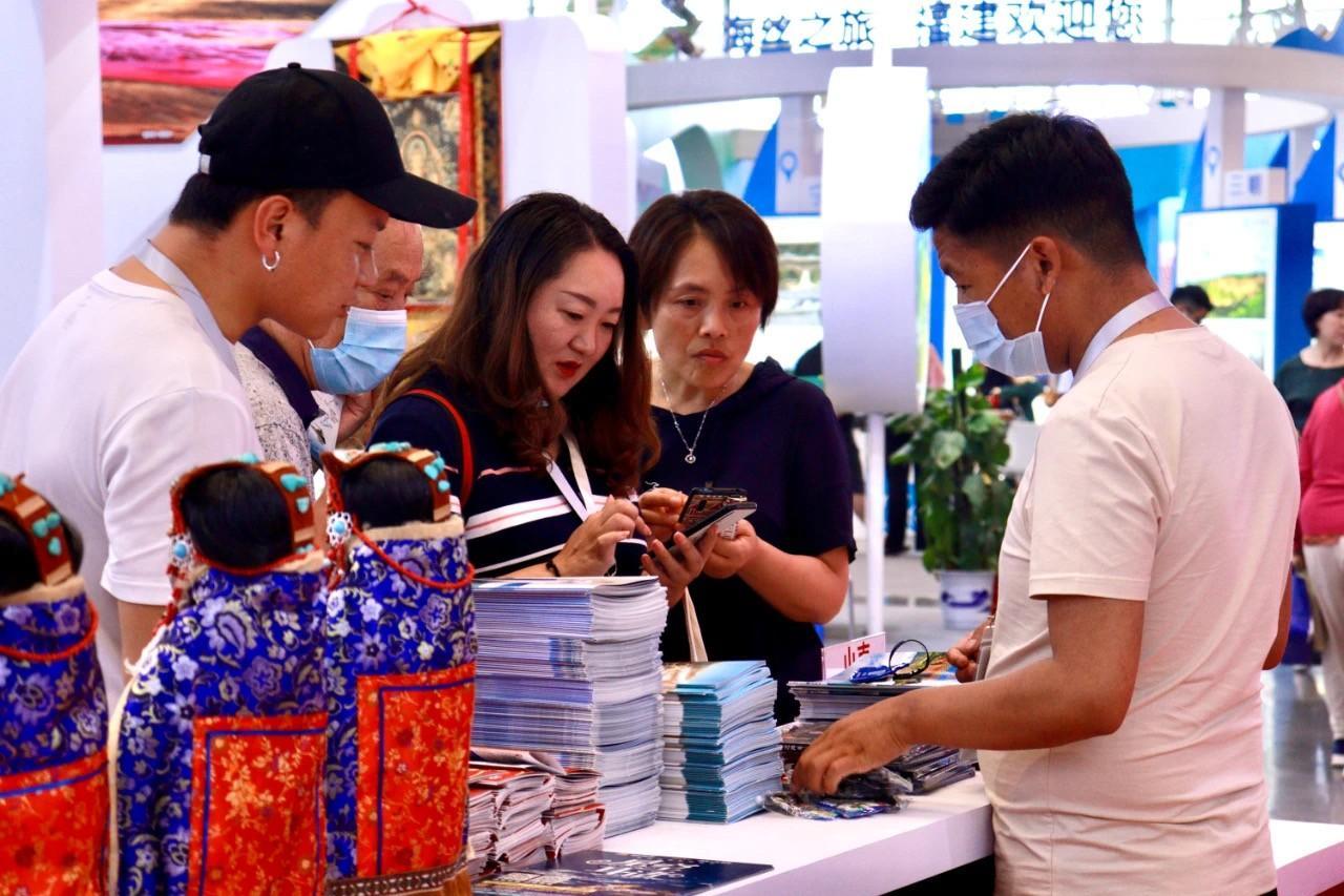 西安絲綢之路國(guó)際旅游博覽會(huì)上參觀西藏館的(811657)-20210719085629.jpg