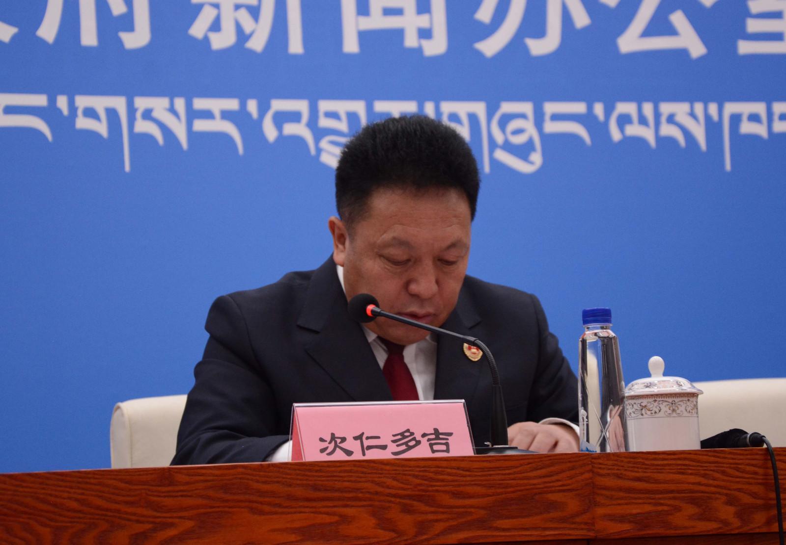 新聞發(fā)言人：自治區(qū)檢察院第二檢查部主任、三級高級檢察官 次仁多吉.JPG