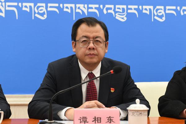 新聞發(fā)言人：自治區(qū)衛(wèi)生健康委黨組書記、副主任 譚相東.jpg