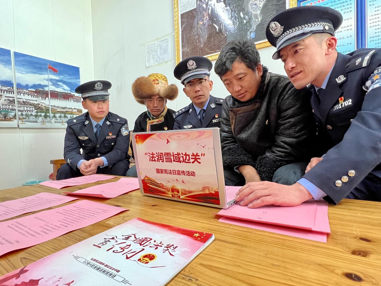 圖為玉麥邊境派出所民警為轄區(qū)群眾普及法律知識 索朗次旺 攝.jpg