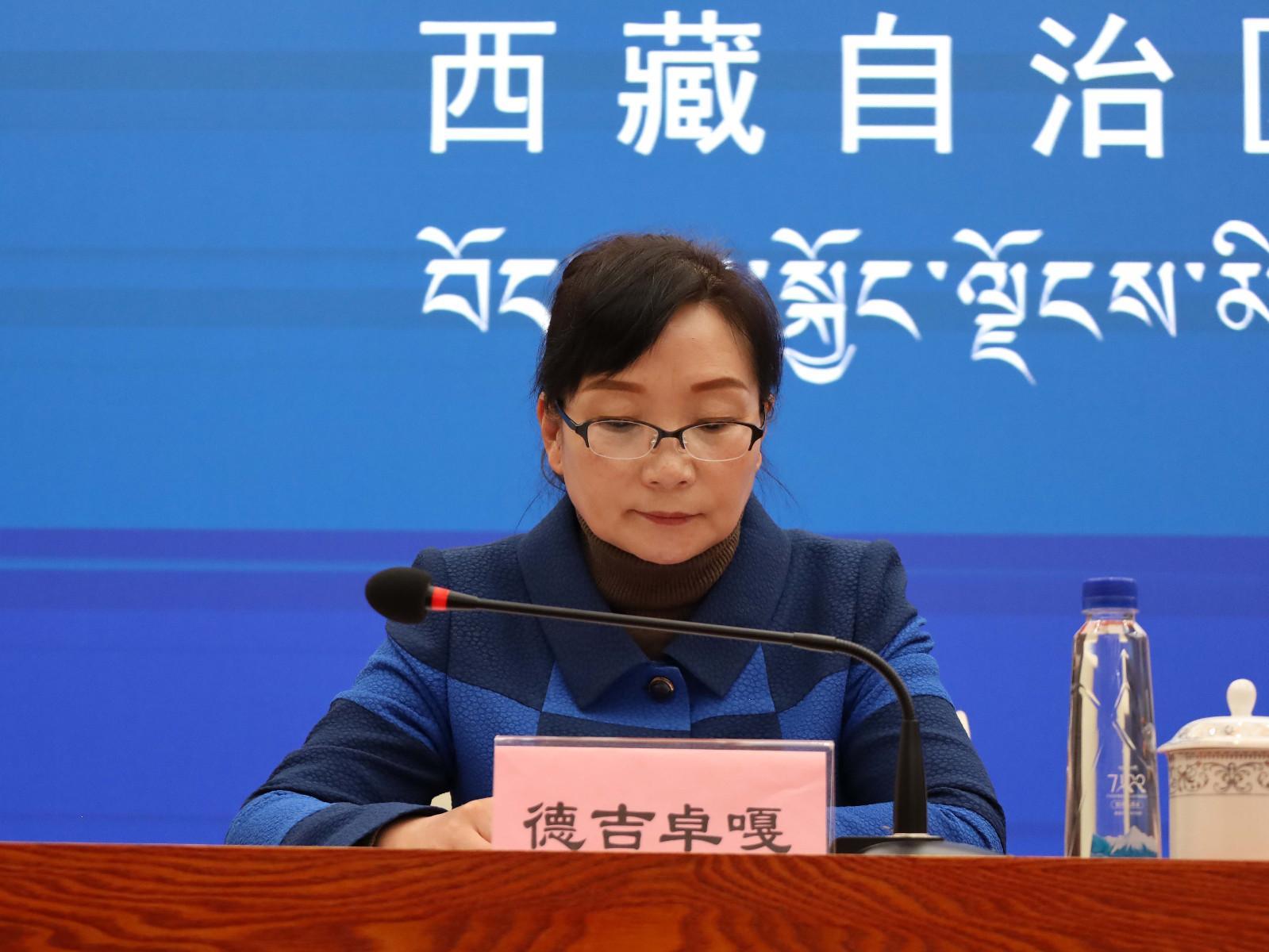 主持人：區(qū)黨委宣傳部副部長(zhǎng)、區(qū)政府新聞辦主任 德吉卓嘎.JPG