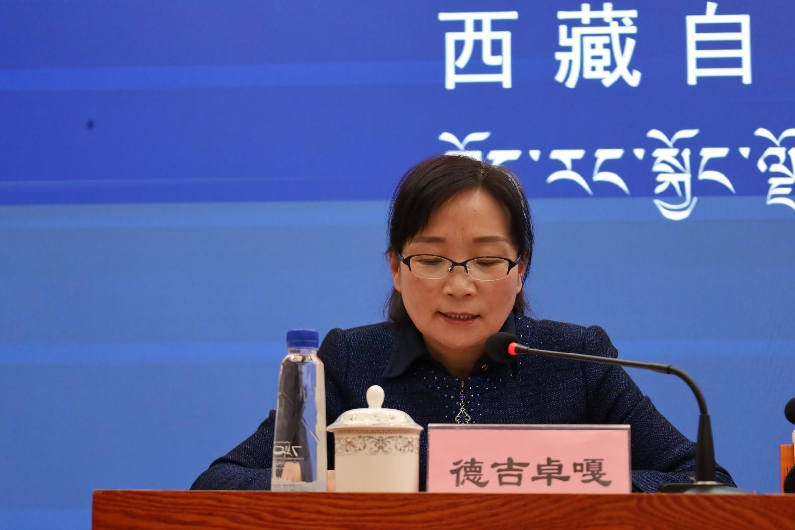 主持人：區(qū)黨委宣傳部副部長(zhǎng)、區(qū)政府新聞辦主任 德吉卓嘎.JPG