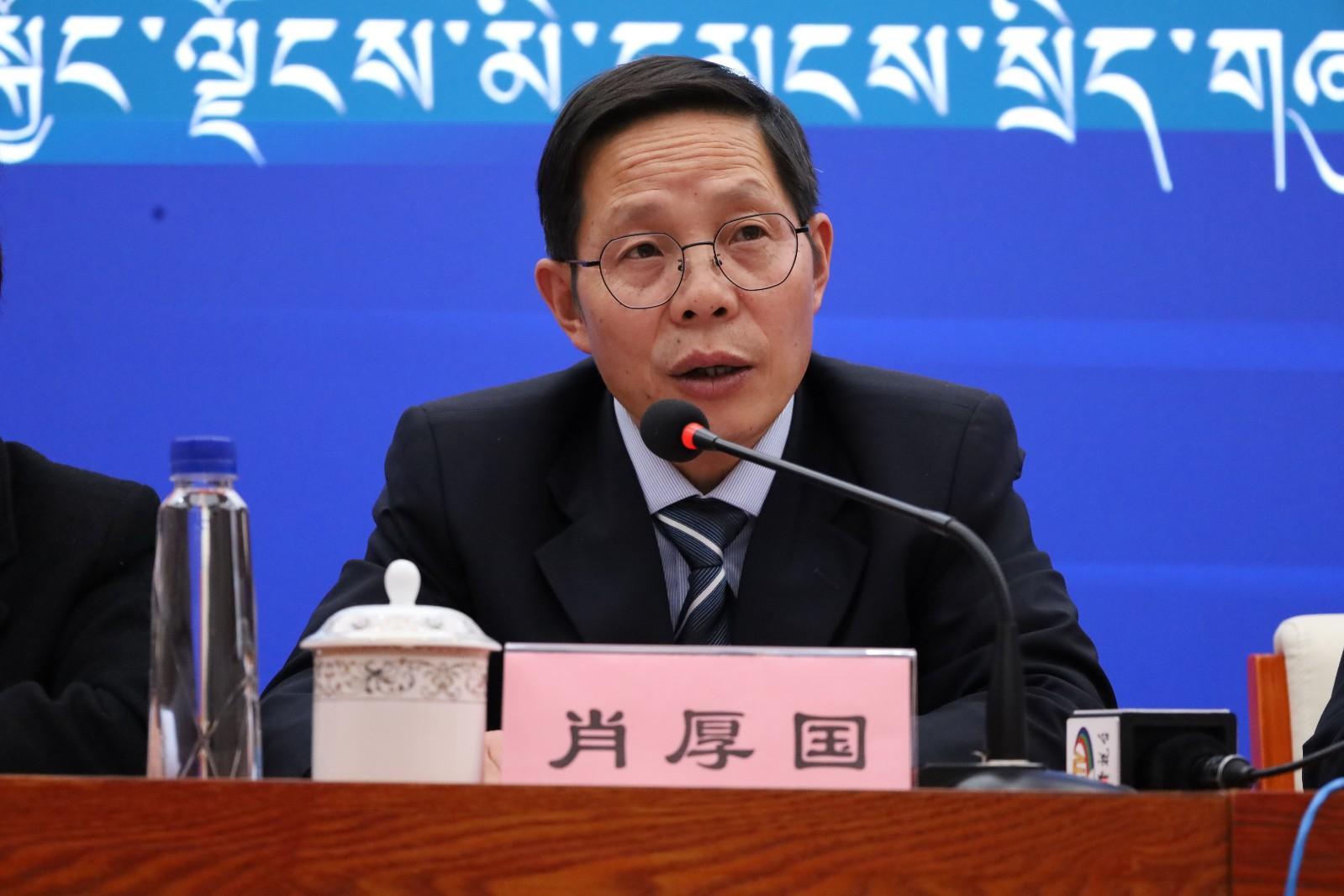 新聞發(fā)言人：區(qū)財(cái)政廳二級(jí)巡視員 肖厚國(guó).JPG