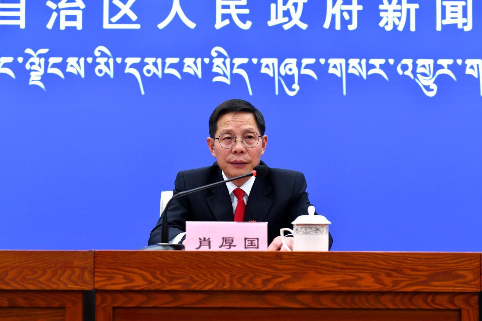 新聞發(fā)言人：自治區(qū)財(cái)政廳二級(jí)巡視員 肖厚國(guó).jpg
