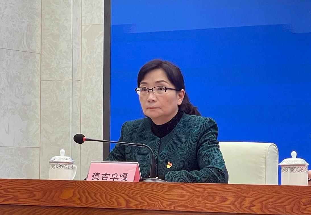 主持人 自治區(qū)黨委宣傳部副部長、區(qū)政府新聞辦主任 德吉卓嘎.jpg
