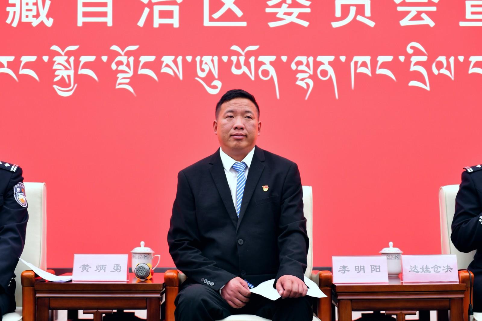 新聞發(fā)言人：日喀則市崗巴縣委常委、崗巴鎮(zhèn)黨委書記李明陽 .jpg