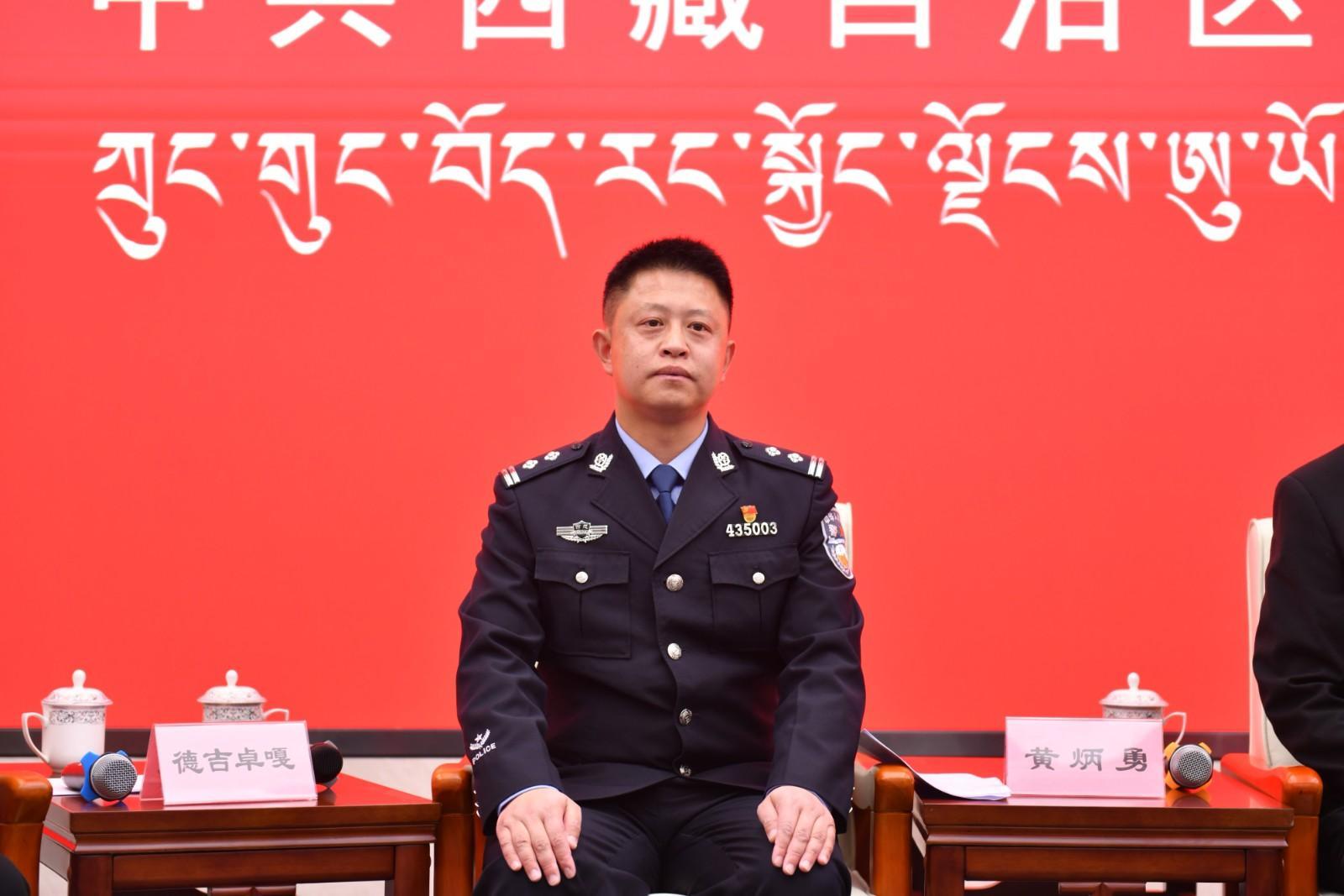 新聞發(fā)言人：林芝市波密縣公安局黨委副書記、政委、機(jī)關(guān)第一黨支部書記、四級高級警長黃炳勇.jpg