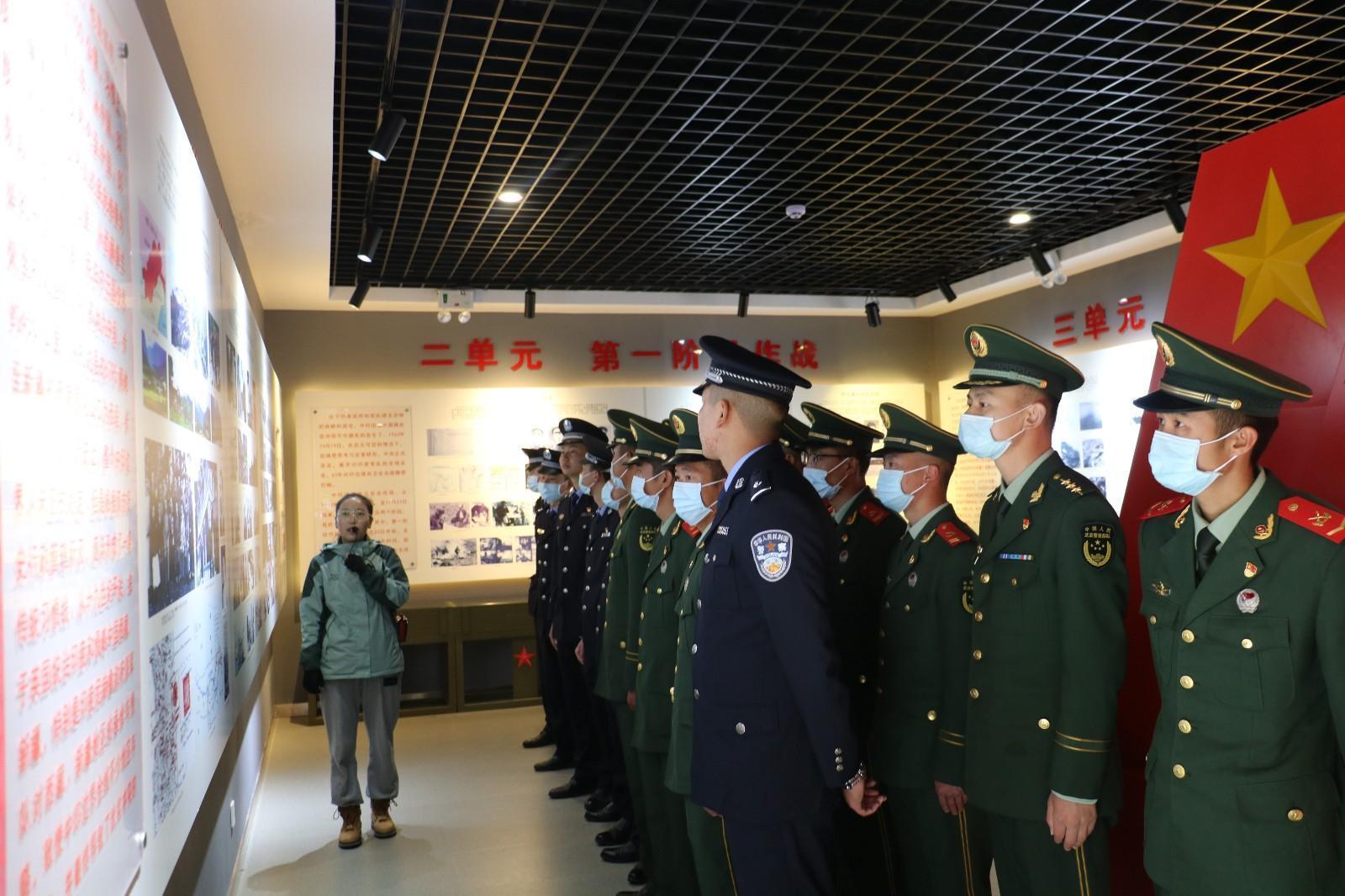 5 圖為錯那邊境檢查站民警與錯那縣武警中隊官兵共同在對印自衛(wèi)反擊戰(zhàn)前沿指揮所舊址陳列館瞻仰革命先烈的光榮事跡，重溫對敵斗爭的光輝歷史   李啟書  攝.jpg