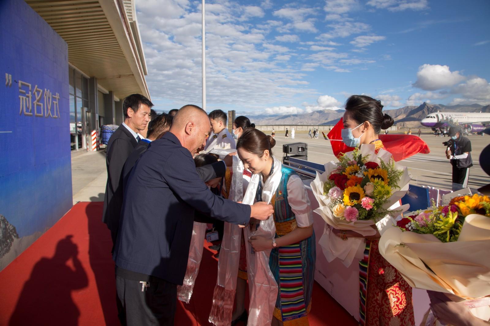 9向首航機組獻上哈達和鮮花.JPG