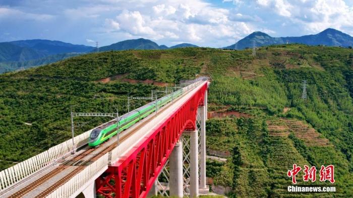 資料圖：中老鐵路“復興號”列車通過元江特大橋。 楊紫軒 攝