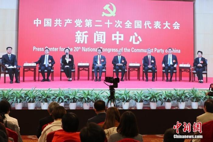 10月19日，中國共產(chǎn)黨第二十次全國代表大會新聞中心舉行集體采訪。重慶、四川、貴州、云南、西藏、陜西、甘肅代表團新聞發(fā)言人出席，介紹代表團學習討論二十大報告情況，并回答記者提問。圖為分會場。 中新社記者 蔣啟明 攝