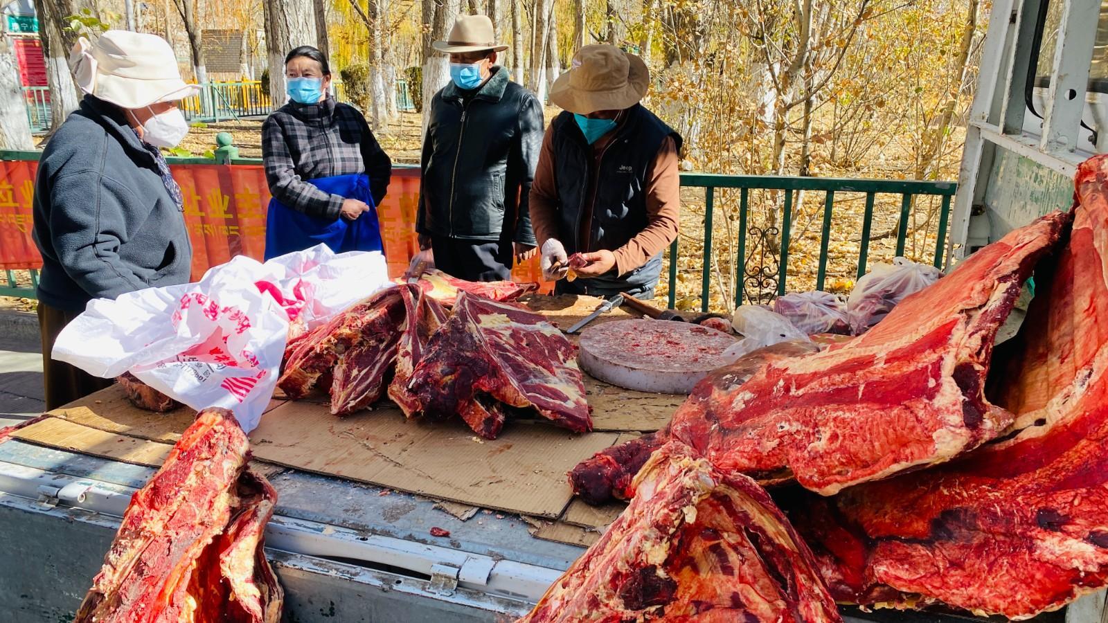 圖為市民正在買牛肉，本報(bào)記者 格桑倫珠攝(3737723)-20221201105107(1).jpg