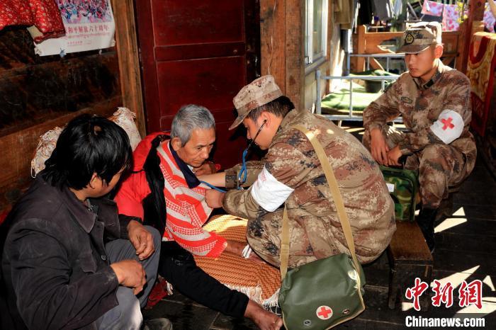 資料圖為墨脫邊防官兵為行動不便的民眾免費巡診?！●R軍供圖