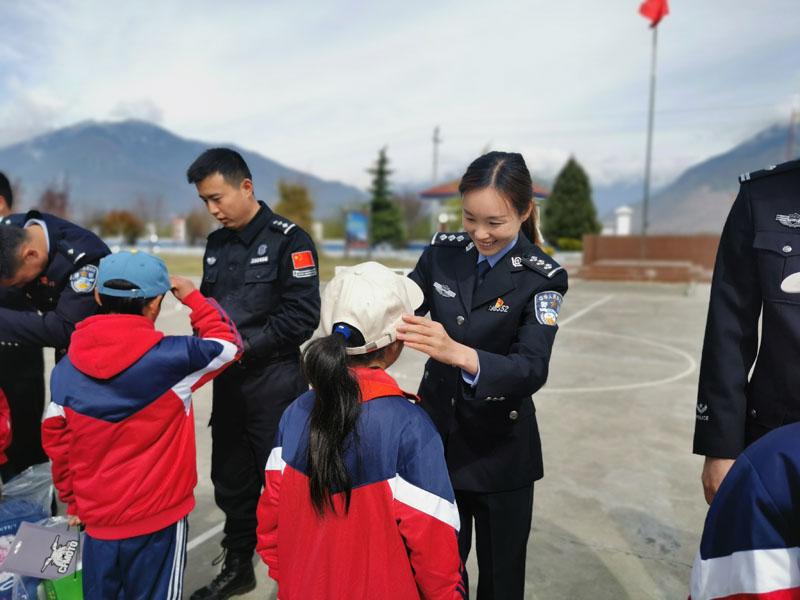 羌納邊境派出所民警為結(jié)對(duì)幫扶對(duì)象發(fā)放生活(5184801)-20230510142022.jpg