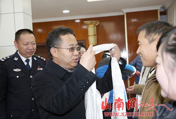 普布頓珠看望慰問(wèn)公安民警和財(cái)稅工作人員