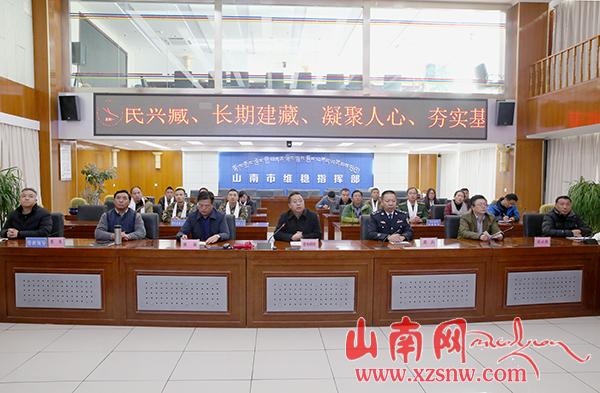 普布頓珠看望慰問(wèn)公安民警和財(cái)稅工作人員