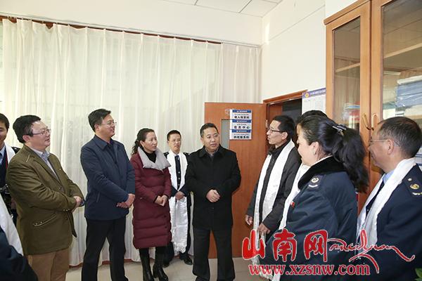 普布頓珠看望慰問(wèn)公安民警和財(cái)稅工作人員