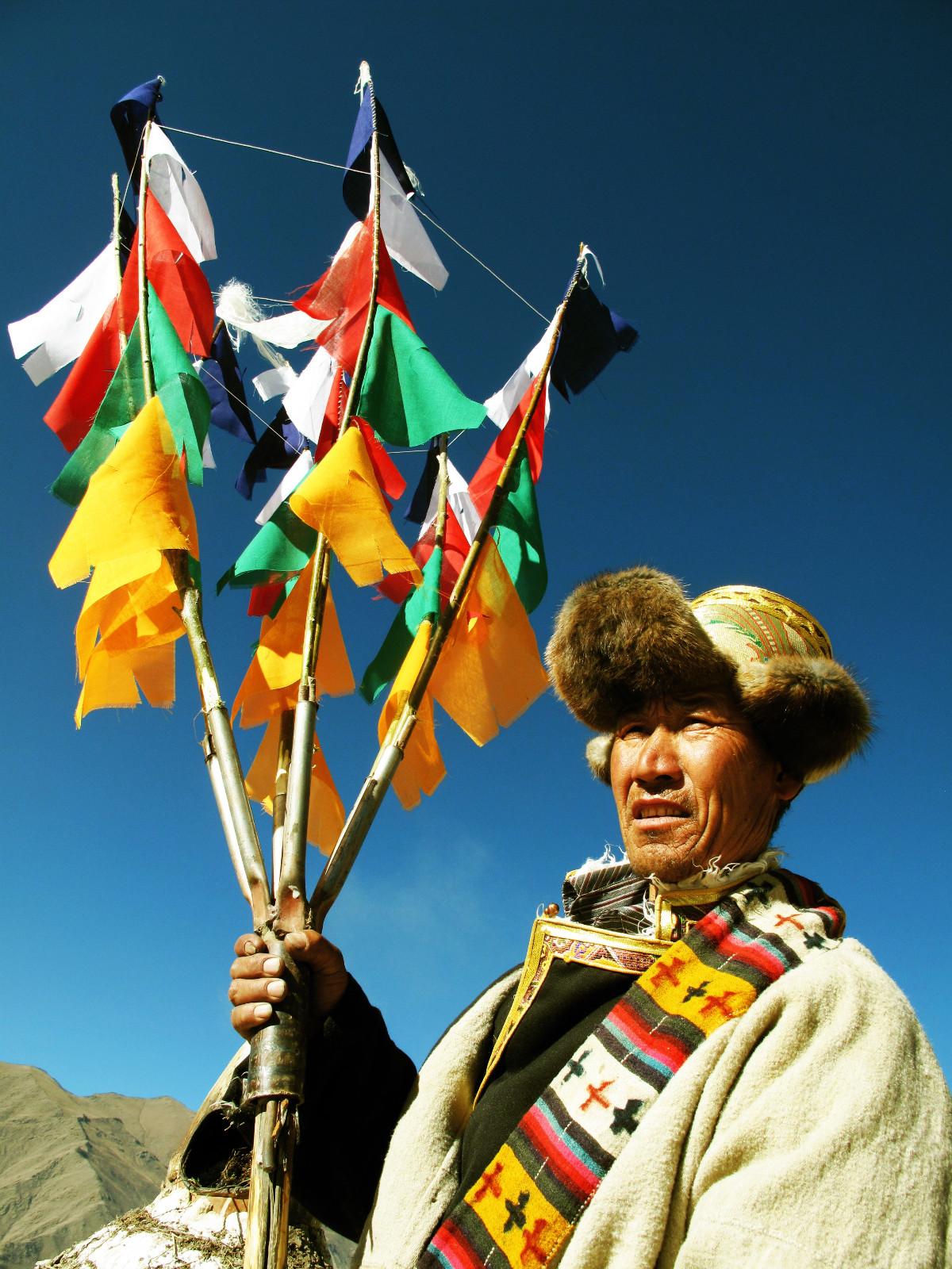 圖為：1月23日上午，西藏山南市瓊結(jié)縣唐布齊村村民歐珠多吉一大早就縫制好了經(jīng)幡樹，祈求新的一年里人畜無病無災(zāi)，吉祥如意。曲杰  攝.jpg