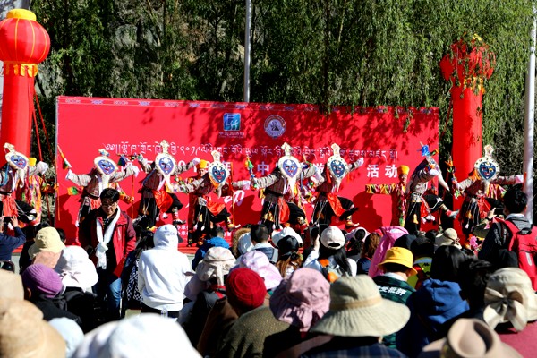啟動儀式現(xiàn)場瓊結(jié)縣民間藝術(shù)團正在表演朗瑪《吉祥祝?！?.jpg