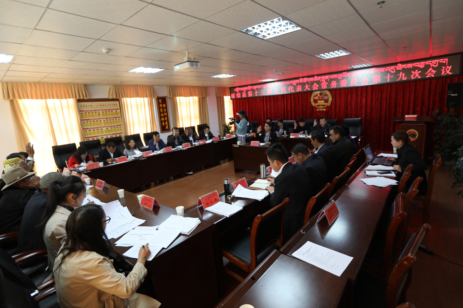 瓊結(jié)縣人大常委會召開第十九次會議現(xiàn)場。.JPG