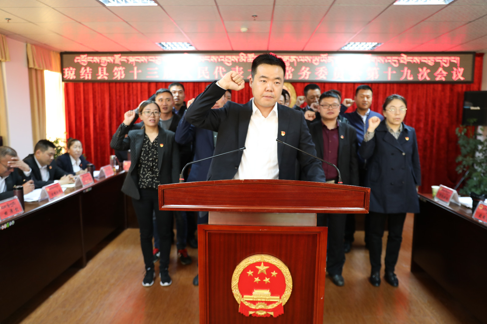 圖為：新任職干部進(jìn)行憲法宣誓儀式。.JPG