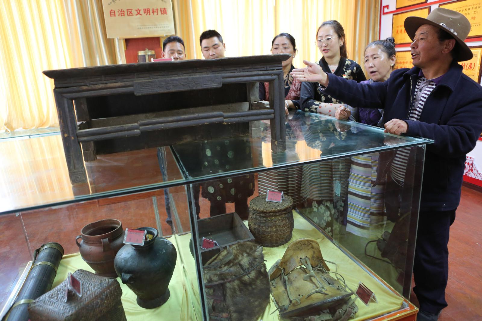 圖為：在瓊結(jié)縣加麻鄉(xiāng)白松村村史館交流學(xué)習(xí)。.JPG