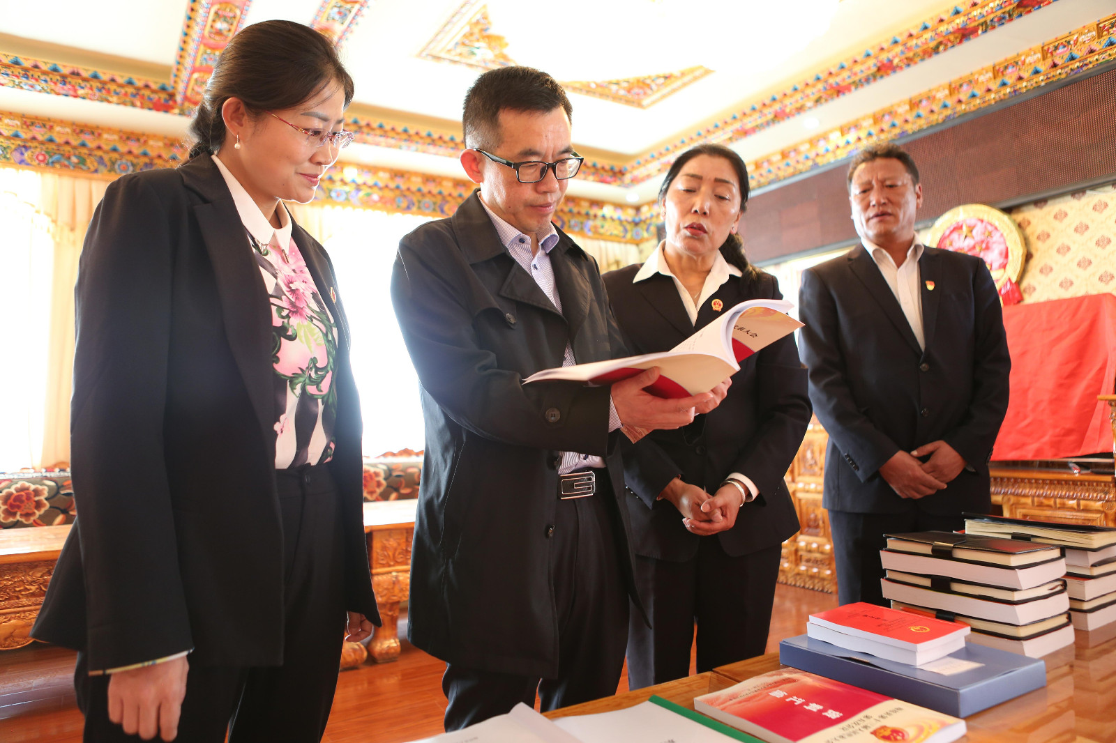 圖為：王德文一行在瓊結縣“人大代表之家”檢查“五查五增 質(zhì)效提升”活動開展情況。.jpg