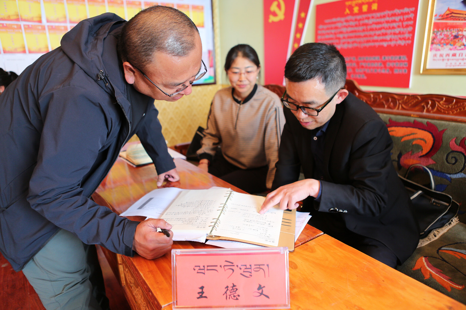 圖為：王德文一行在瓊結縣瓊結鎮(zhèn)檢查監(jiān)督工作開展情況。.JPG