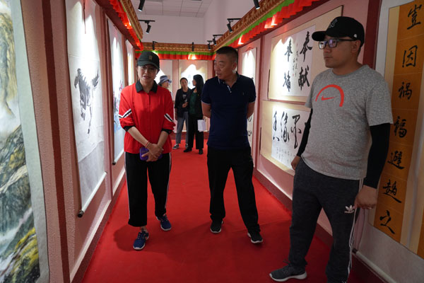 圖為：麻建輝一行在考察調(diào)研瓊結(jié)藏漢書法展廳。.JPG