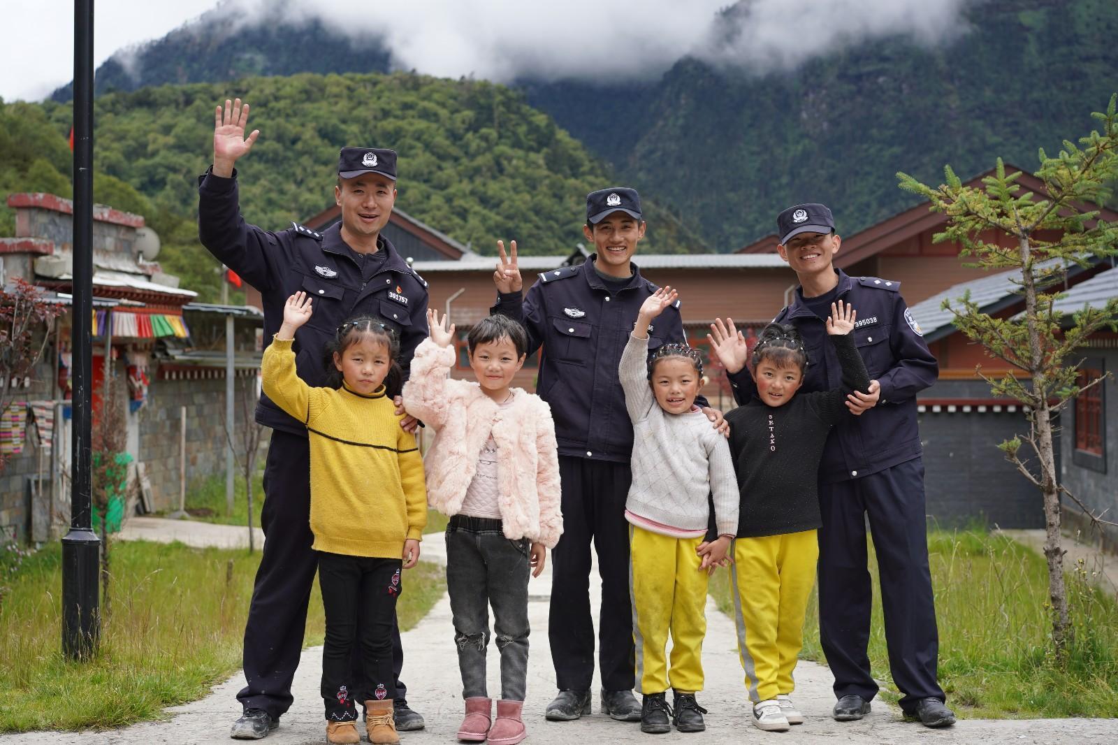 5 圖為玉麥邊境派出所民警在轄區(qū)走訪期間，與轄區(qū)兒童合影.jpg