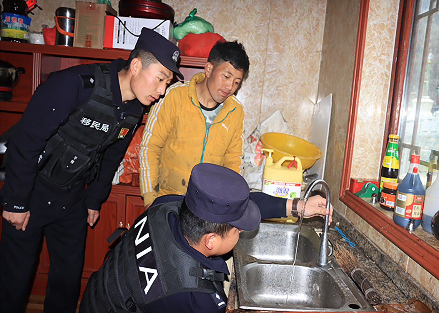 圖為玉麥邊境派出所民警深入轄區(qū)群眾家中維修水管。楊炫敬攝.png