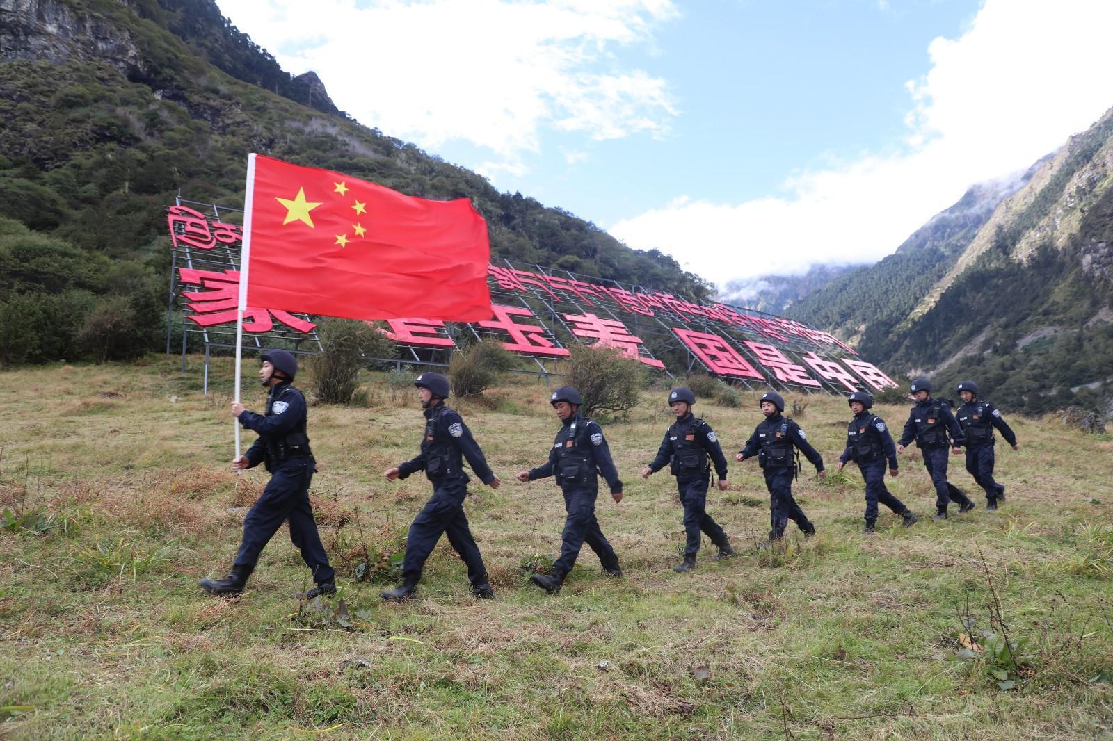3. 圖為玉麥邊境派出所民警正在轄區(qū)開展巡邏 蔣美靈 攝.jpg